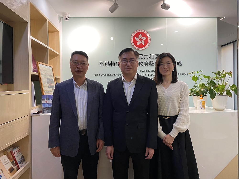 駐山東聯絡處副主任方明遠（中）與淄博市商務局副局長田珂成（左一）等合照
