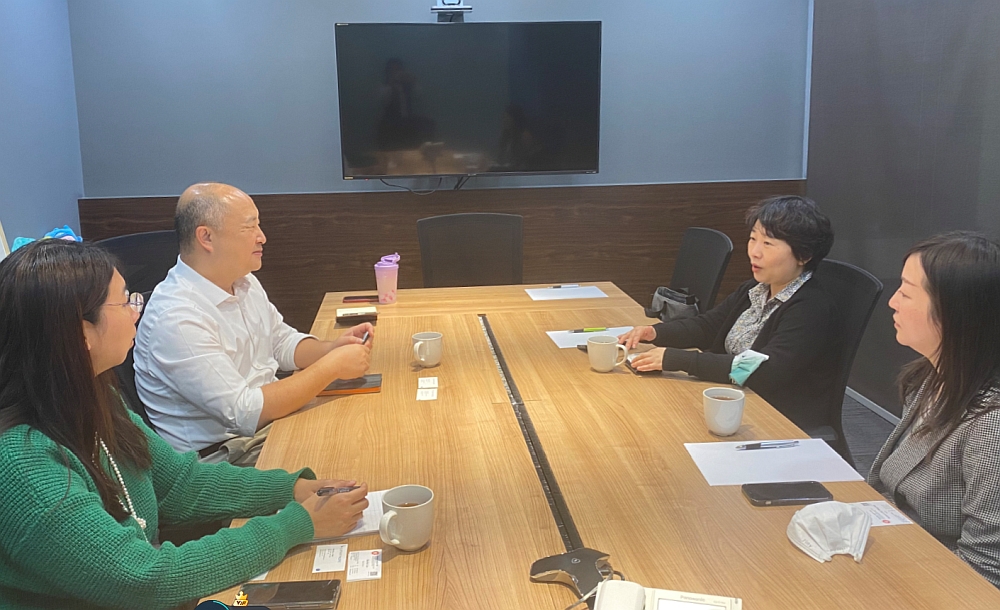 駐浙江聯絡處主任劉銘德（左二）與香港國泰航空有限公司杭州代表處首席代表盧綺麗（右二）等會面交流。