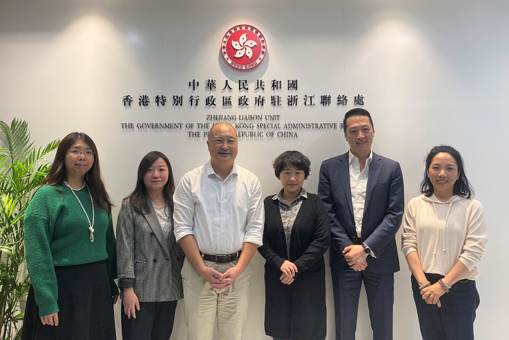 駐浙江聯絡處主任劉銘德（左三）、副主任劉穎怡（左一）與香港國泰航空有限公司杭州代表處首席代表盧綺麗（右三）、市場推廣經理姜薇（左二）、浙江省香港商會會長湯耀光（右二）、副會長兼秘書長冼素文（右一）合影。