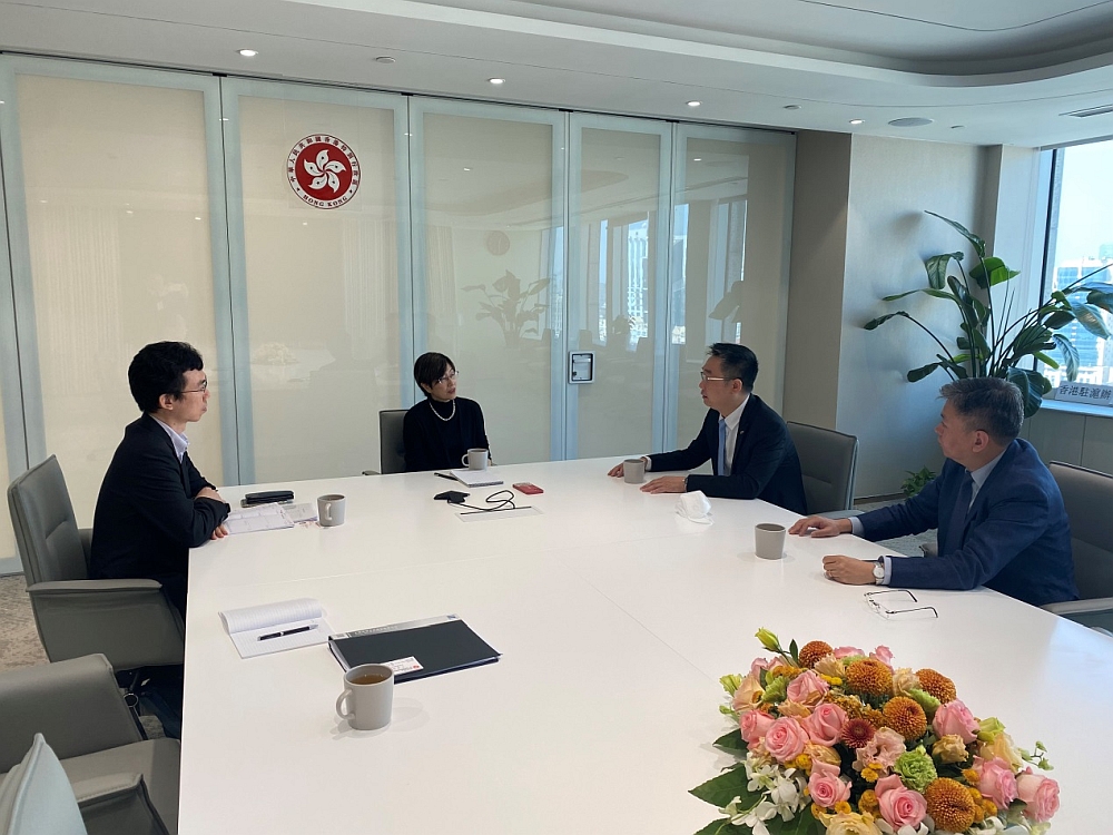 香港特區政府駐滬辦主任蔡亮（左二）與香港貿發局中國內地總代表鍾永喜（右二）、華東華中首席代表呂劍（右一）會面交流