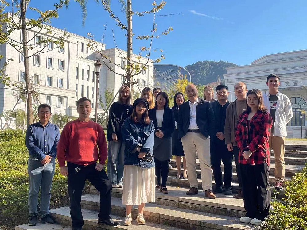 駐浙江聯絡處主任劉銘德（二排中）與浙江外國語學院港澳台研究中心馬曉霖教授（一排左二）、李麗娟老師（二排左二）及港澳台僑師生合影