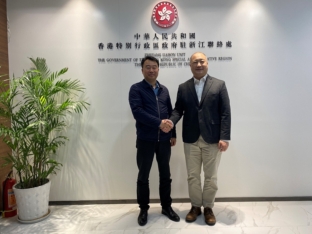 駐浙江聯絡處主任劉銘德（右）與海寧市委常委、宣傳部長周國強（左）合影。