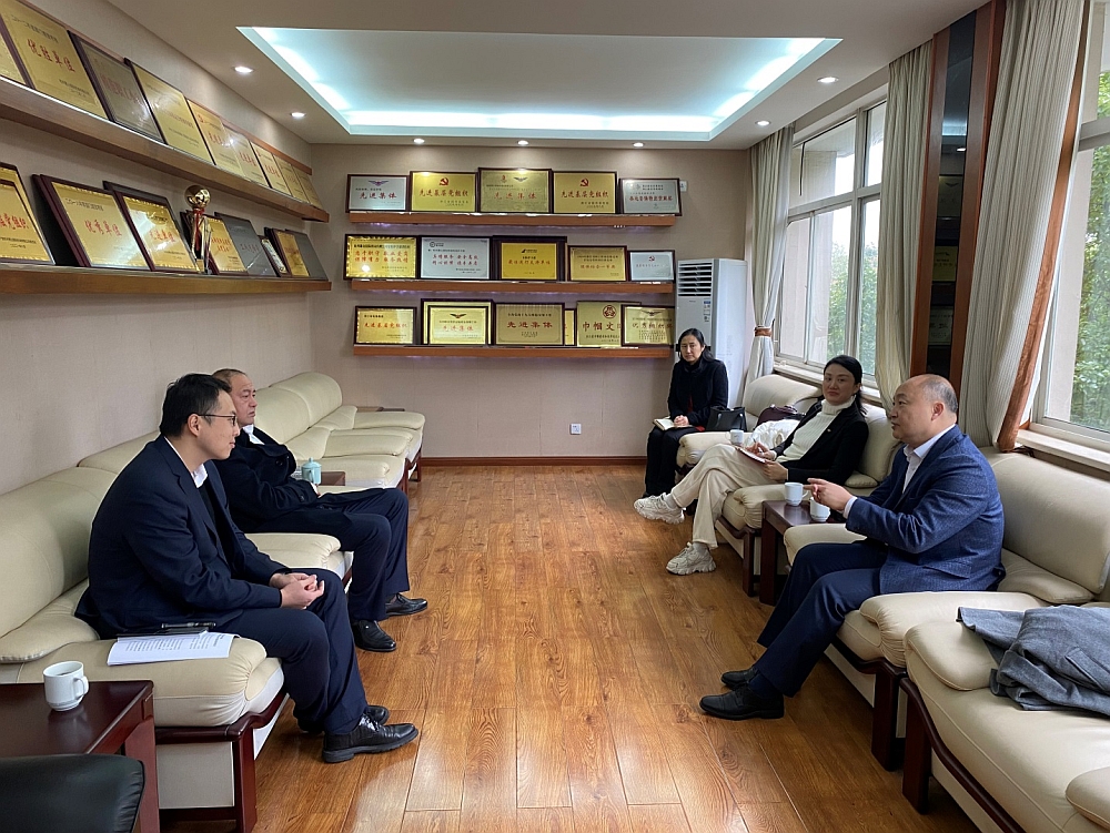 駐浙江聯絡處主任劉銘德（右一）、杭州市港澳事務辦公室杜鵑處長（右二）與杭州蕭山國際機場副總經理馮侃（左二）、杭州蕭山國際機場市場拓展部總經理助理楊騫（左一）會面交流。