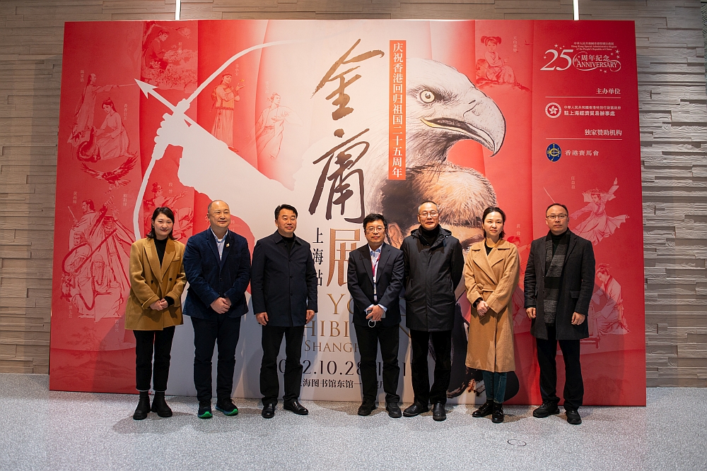 駐浙江聯絡處主任劉銘德（左二）與海寧市委常委、宣傳部長周國強（右三）等在上海圖書館副館長劉煒（中）陪同下參觀金庸展。