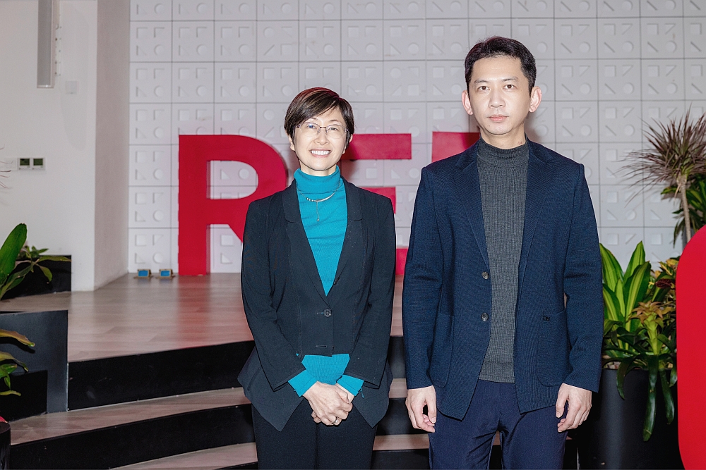 駐滬辦主任蔡亮（左）與小紅書公共事務總經理熊鍵（右）在小紅書總部合照。