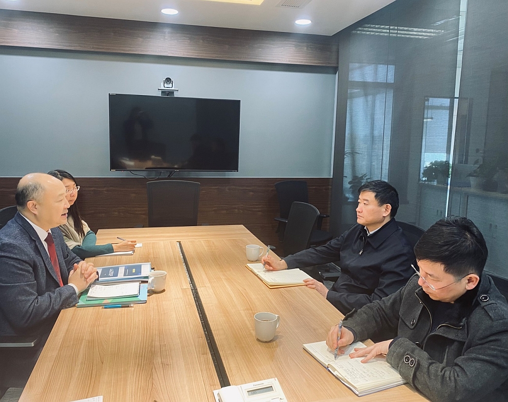 駐浙江聯絡處主任劉銘德（左一）與浙江省委統戰部副部長吳炳芳（右二）、港澳台處副處長沈浙（右一）會面交流