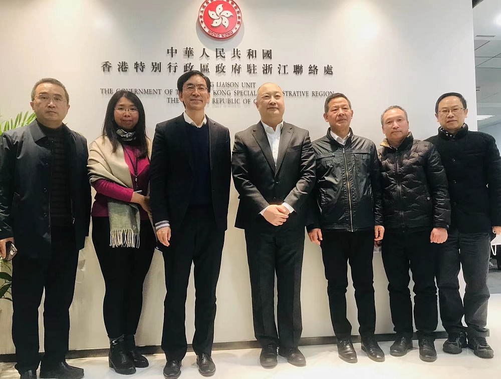 駐浙江聯絡處主任劉銘德（左四）、副主任劉穎怡（左二）與浙江省港澳事務辦公室主任顧建新（左三）、副主任姚國文（右三）、港澳處處長莫志良（右二）等合影