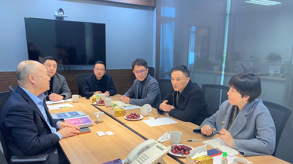 駐浙江聯絡處主任劉銘德（左）與浙江省貿促會副會長林煒（右二）及浙江省國際商會秘書長嚴佳（右一）會面交流。