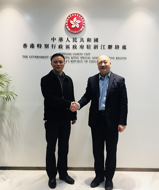 駐浙江聯絡處主任劉銘德（右）與浙江省貿促會副會長林煒（左）會面後合影。
