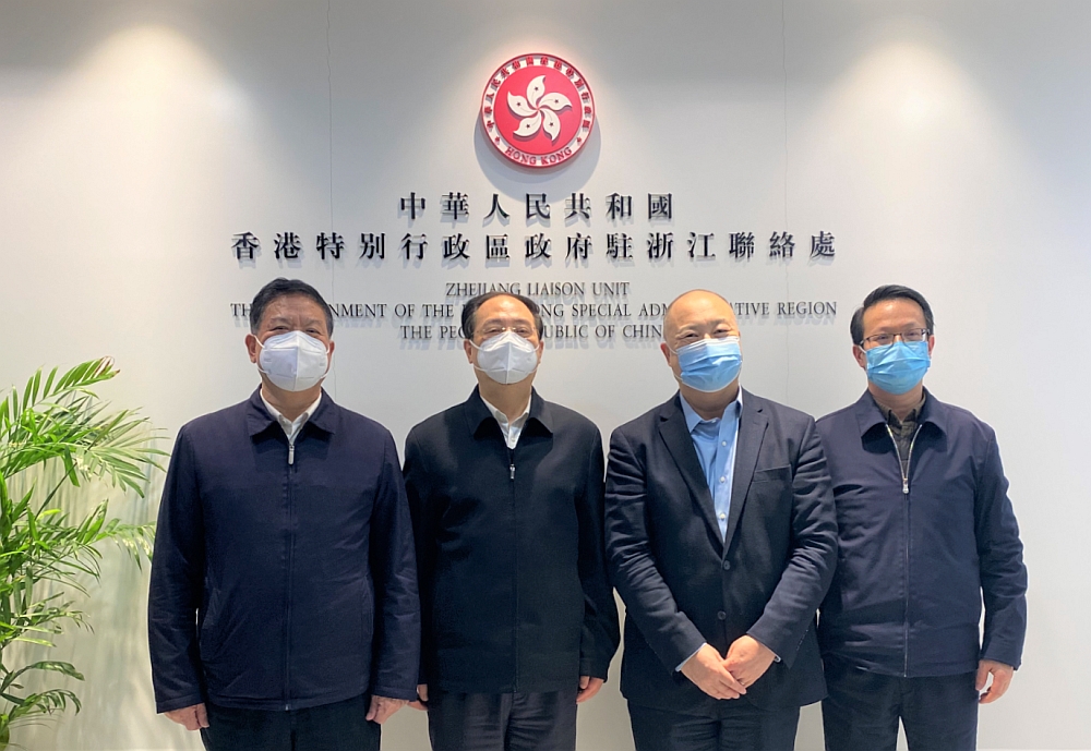 駐浙江聯絡處主任劉銘德（右二）與杭州市政府黨組成員、杭州亞運會馬術指揮長王宏（左二）、杭州市司法局局長徐前（右一）、杭州市港澳事務辦公室副主任孔德勝（左一）會面後合影。