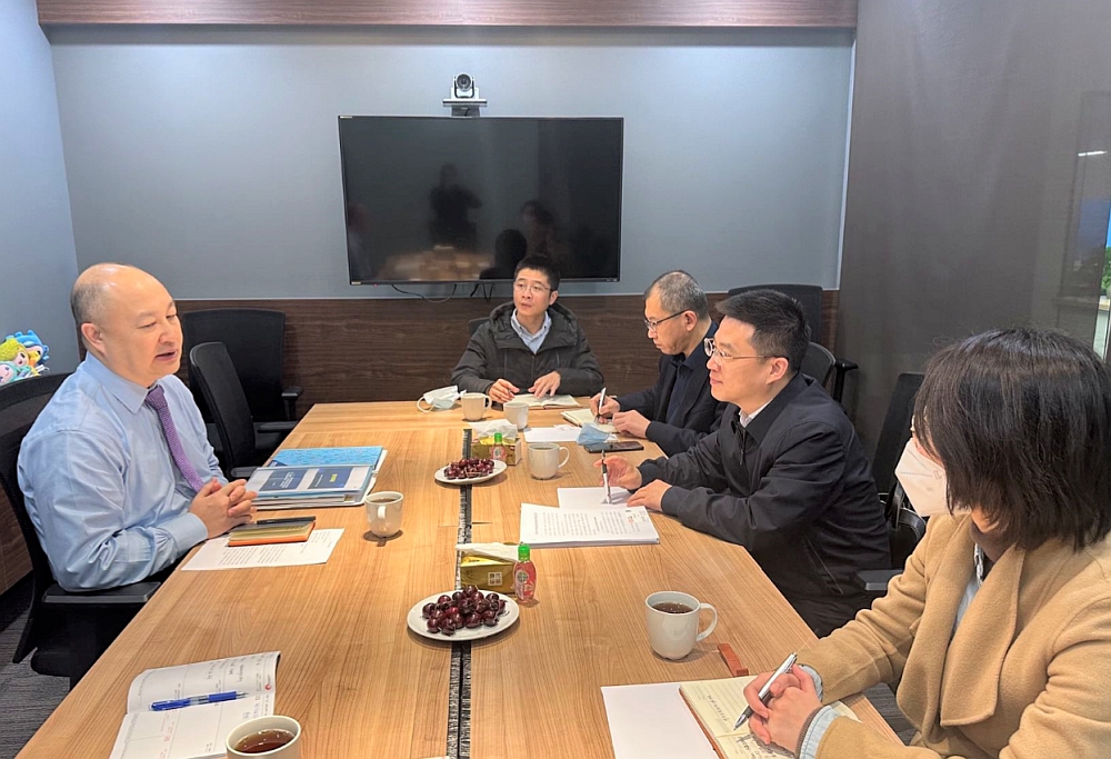 駐浙江聯絡處主任劉銘德（左）與海寧市委常委、統戰部長陳中權（右二）會面交流。