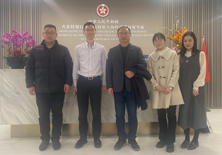 駐滬辦經貿關係總監馬明亮（左二）與安徽省蚌埠市商務和外事局副局長、外資招商分局局長宋躍輝（中）、蚌埠市外資招商分局副局長陰彥剛（左一）、蚌埠市外資招商分局副局長耿新珂（右二）等於會後合影