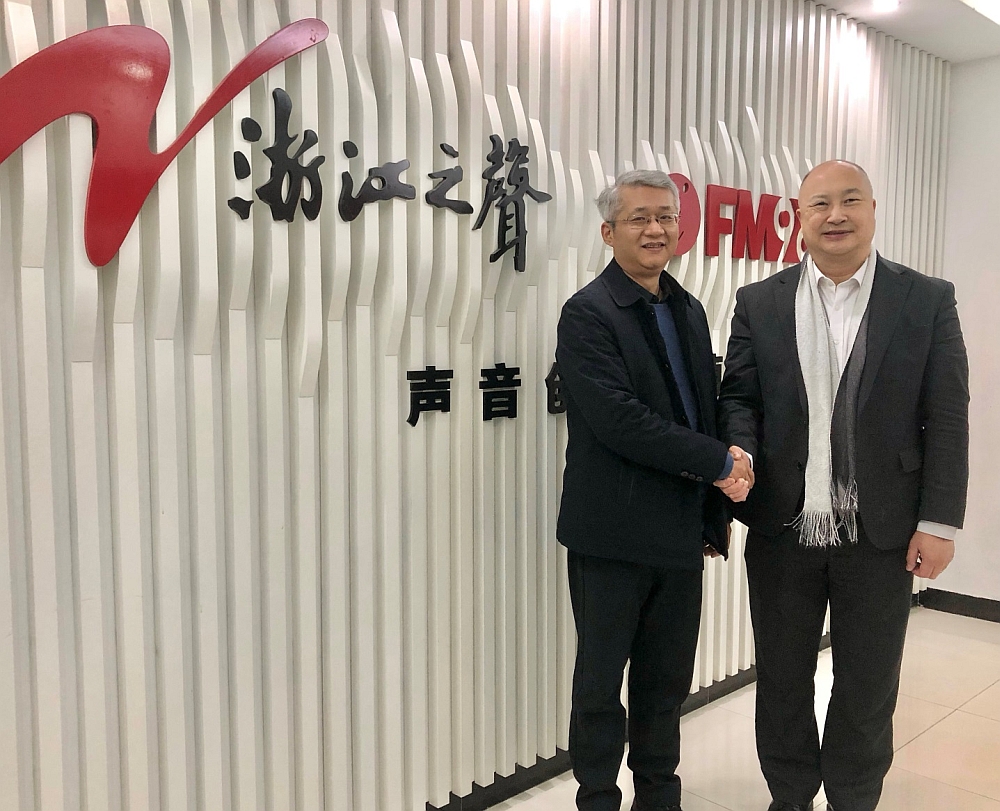駐浙江聯絡處主任劉銘德（右）與浙江之聲總監趙林（左）會面後合影。