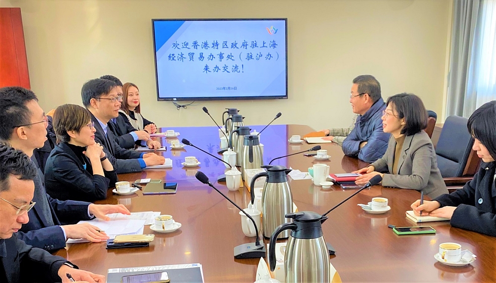 駐滬辦主任蔡亮（左三）與揚州市港澳辦主任車國華（右二）及市商務局四級調研員葉榮明（右三）會面座談
