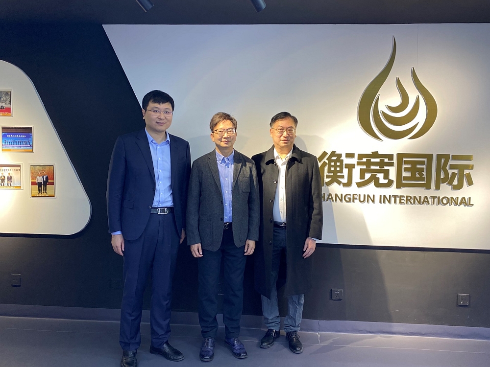駐山東聯絡處主任黃志輝（中）與衡寬集團董事會主席吳蘇（左）等合照