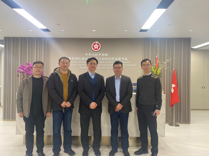 駐滬辦副主任林景富（中）與合肥市商務局副局長王化軍（右二）等合影