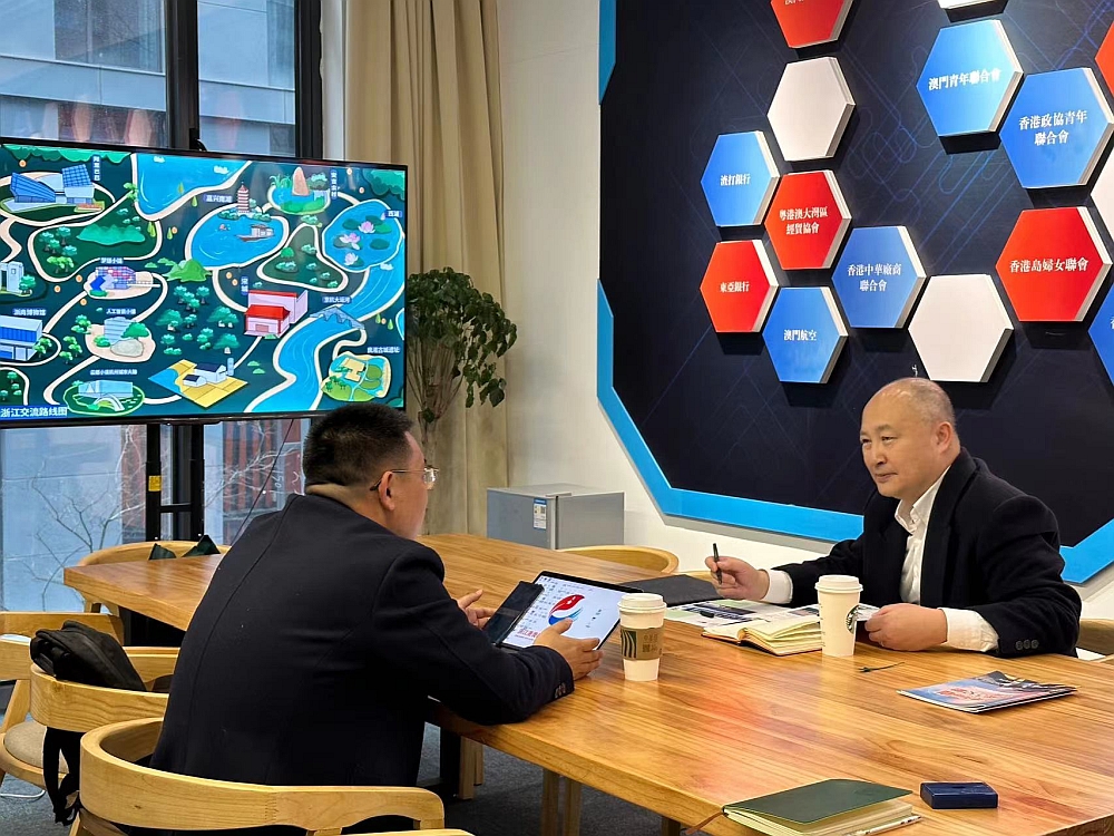 駐浙江聯絡處主任劉銘德（右）和浙江港澳青年人才服務中心主任倪華鋒（左）會面交流。