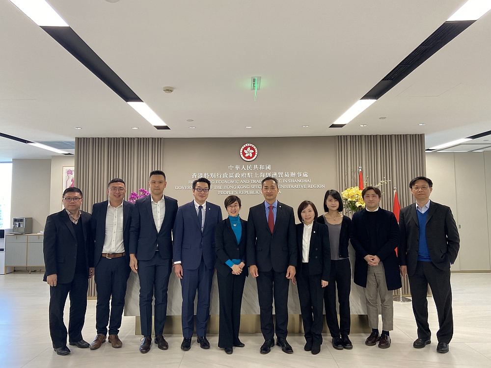 駐滬辦主任蔡亮（左五）和公務員學院院長郭蔭庶（右五）與其他出席人士合影。