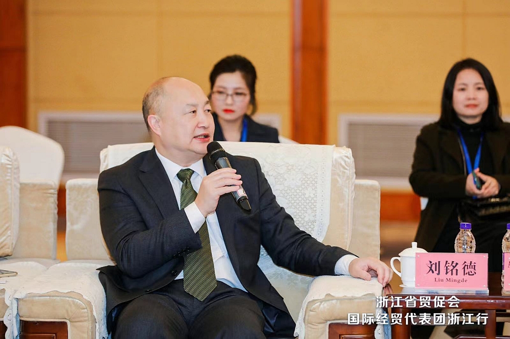 駐浙江聯絡處主任劉銘德（前排左一）與浙江省貿促會國際經貿代表團成員和寧海及奉化政府領導座談交流