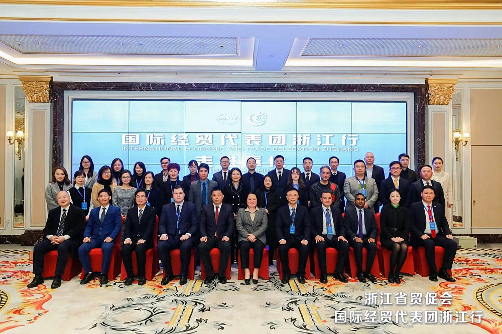 駐浙江聯絡處主任劉銘德（一排左一）與參與活動的代表團成員合影