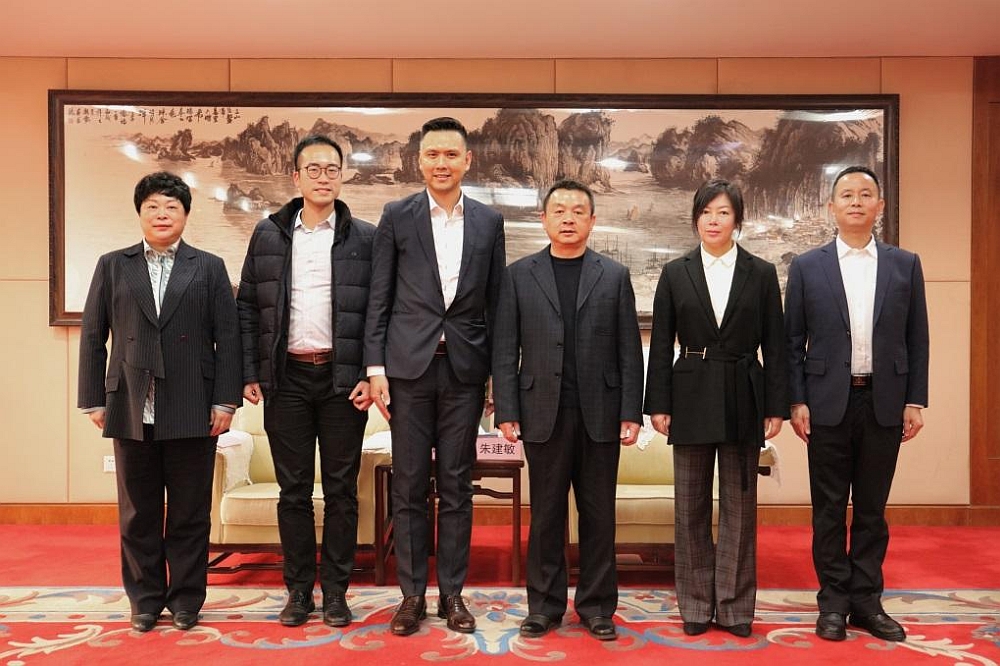 駐滬辦副主任謝誠毅（左三）與浙江出入境邊防檢查總站政委朱建敏（右三）等合影