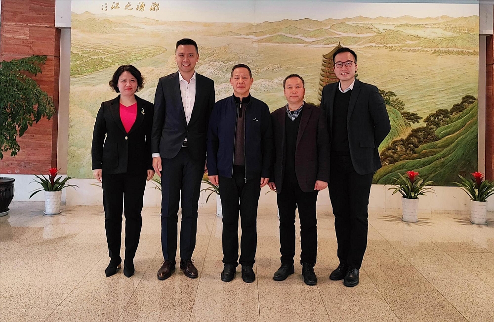 駐滬辦副主任謝誠毅（左二）與浙江省人民政府港澳事務辦公室副主任姚國文（中）等合影