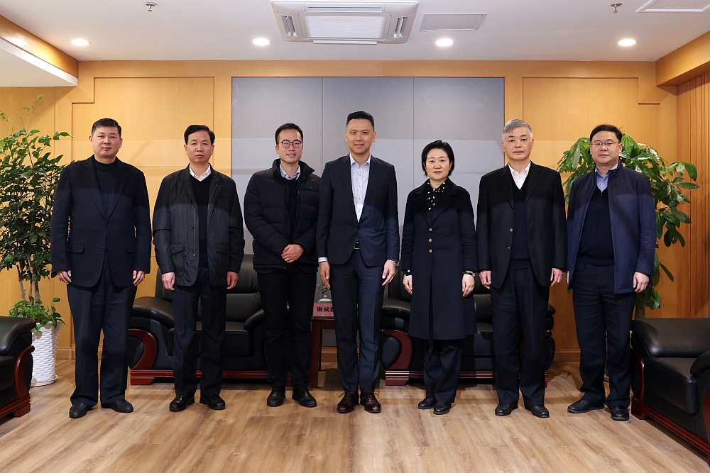 駐滬辦副主任謝誠毅（中）與嘉興市副市長兼公安局局長張海燕（右三）等合影