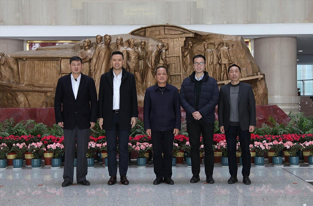 駐滬辦副主任謝誠毅（左二）與嘉興市人民政府港澳事務辦公室主任沈文平（中）等合影