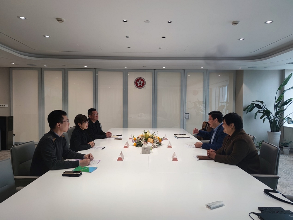 香港特區政府駐滬辦蔡亮主任（左二）與上海經貿商事調解中心孫建平理事長（右二）會面交流
