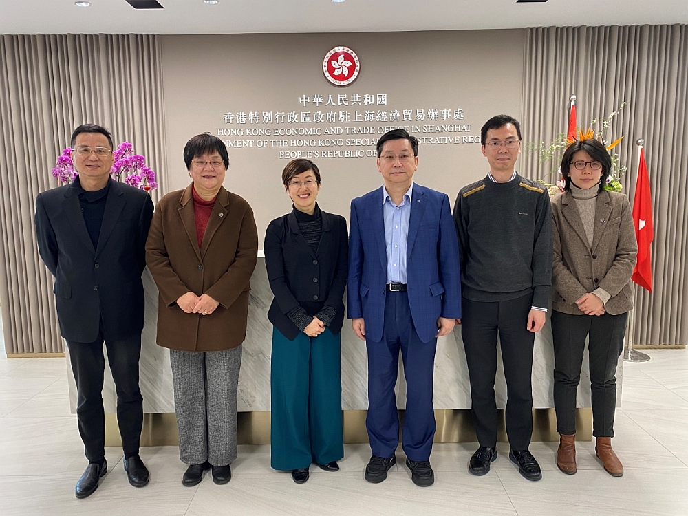 香港特區政府駐滬辦蔡亮主任（左三）與上海經貿商事調解中心孫建平理事長（右三）、張巍主任（左二）一行合影