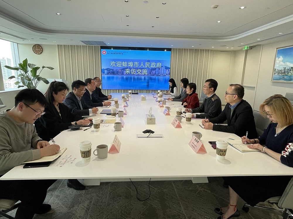 駐滬辦主任蔡亮（右四）與蚌埠市人民政府吳永彬副市長（左四）會面交流