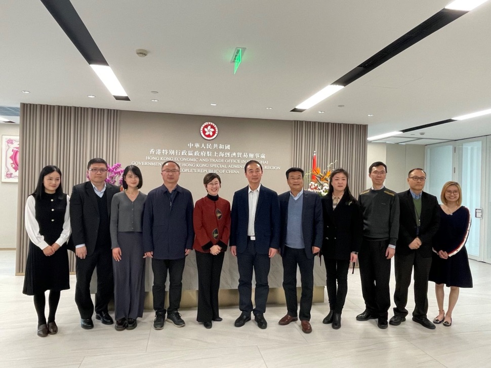 駐滬辦主任蔡亮（左五）、蚌埠市人民政府吳永彬副市長（右六）與其他出席者合影留念