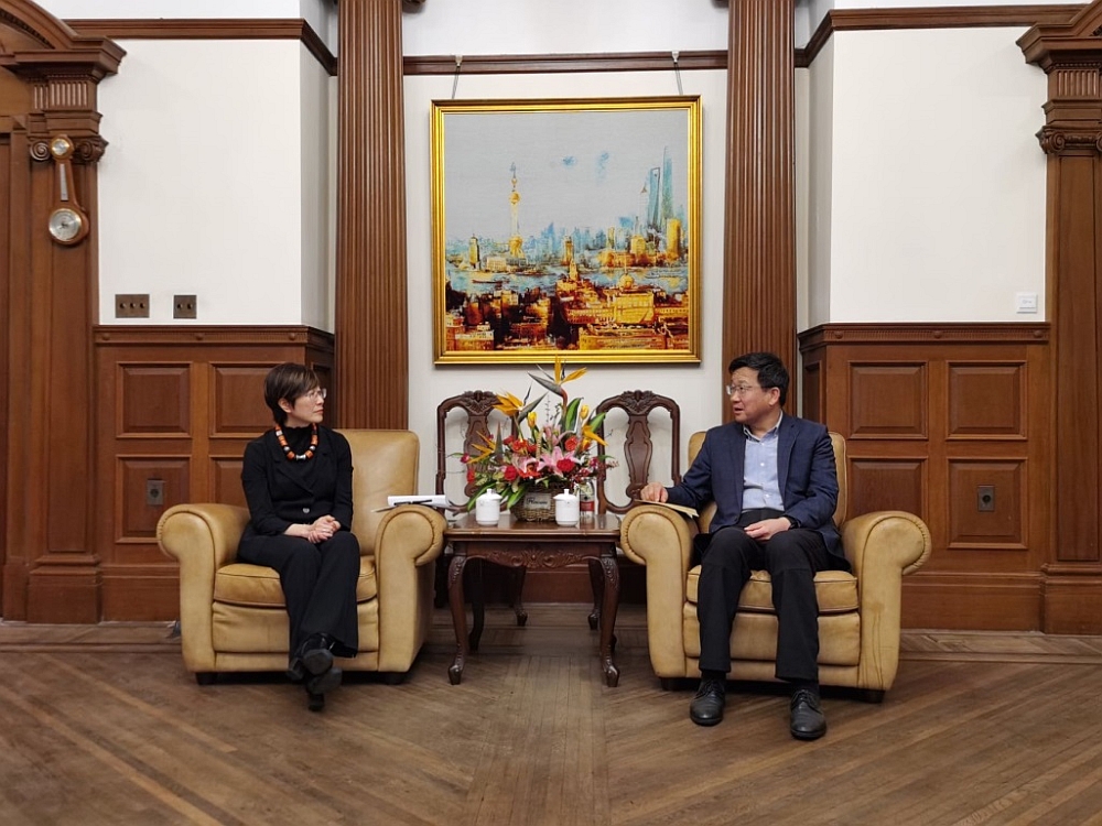 駐滬辦主任蔡亮（左）與市港澳辦副主任周亞軍（右）就未來工作計劃進行討論
