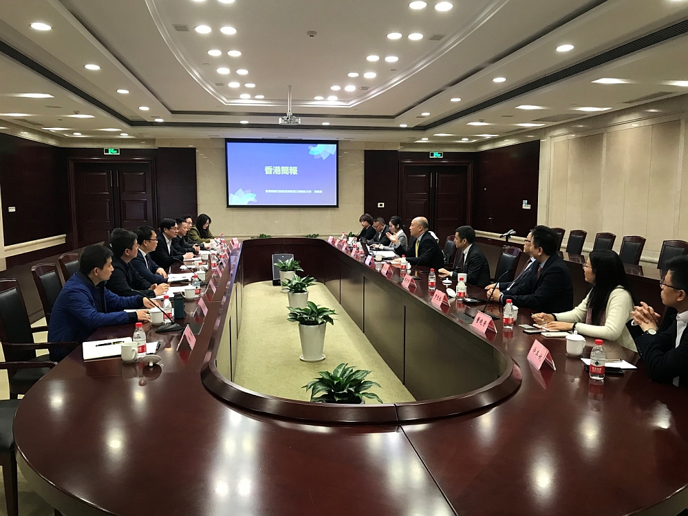 駐浙江聯絡處主任劉銘德（右六）（聯同九名浙江省香港商會企業代表）與寧波市港澳辦黨組書記葉榮鐘（左四）、寧波市金融辦發展研究處處長陳嘉毅（左一）、寧波市貿促會黨組成員、一級調研員趙大方（左五）、寧波市商務局對外貿易管理處處長蔡驪軍（左七）、寧波市文化廣電旅遊局黨組成員、二級巡視員徐小設（左六）座談交流