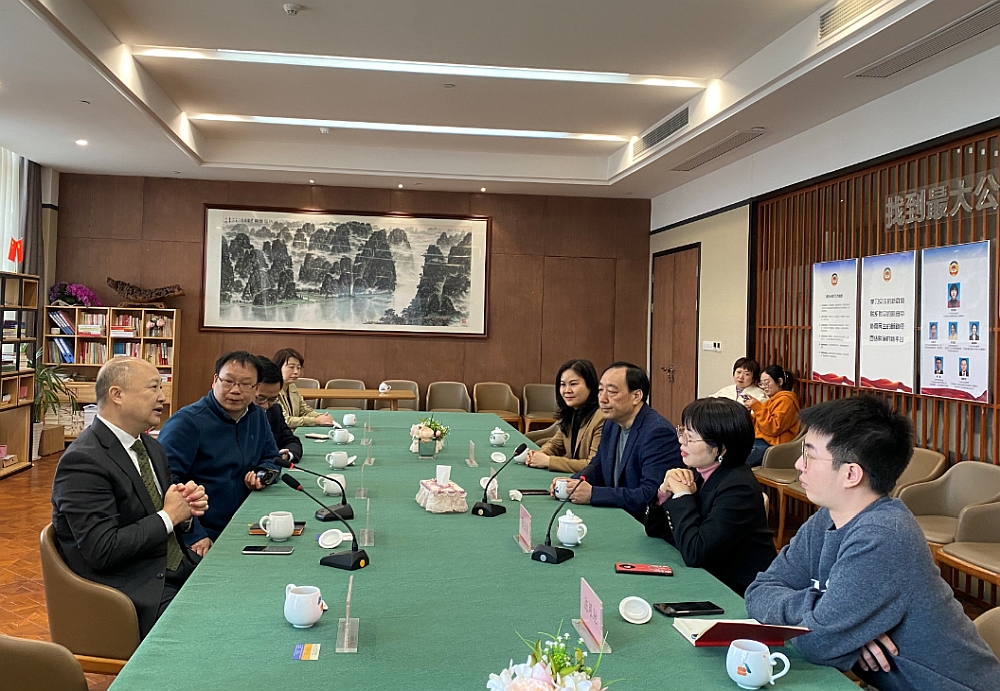 駐浙江聯絡處主任劉銘德（左一）與寧波民和產業園董事長張亞佩（右二）等會面交流