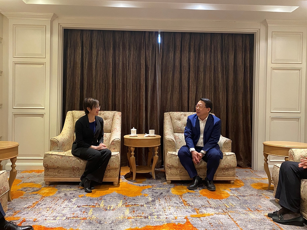 駐滬辦主任蔡亮（左）與山東省台港澳事務辦公室主任張連三（右）會面照