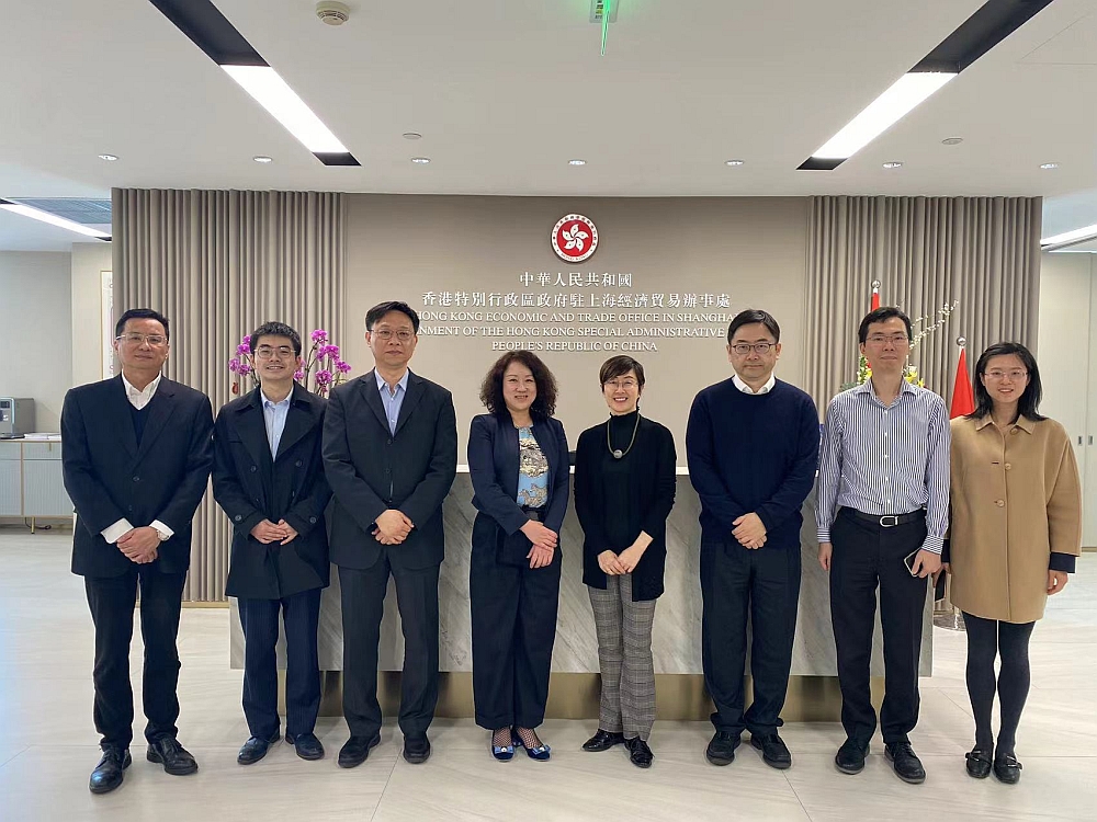 香港特區政府駐滬辦主任蔡亮（右四）與上海臨港海外發展有限公司董事長楊菁（左四）一行合影
