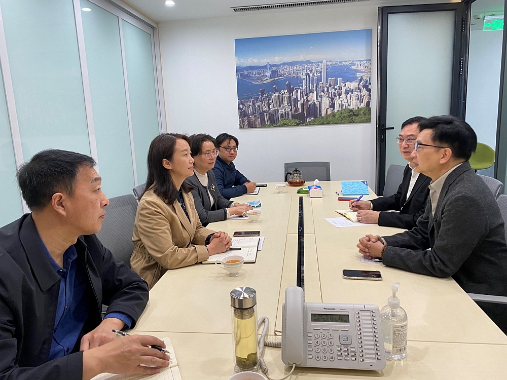 駐山東聯絡處主任黃志輝（右一）與歷下區統戰部部長朱英濤（左二）會面