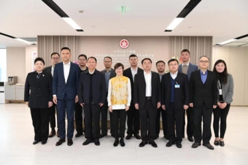 駐滬辦主任蔡亮和副主任兼首席入境事務主任謝誠毅與來自上海市和江蘇、浙江、安徽和山東四省的邊防檢查總站代表合影