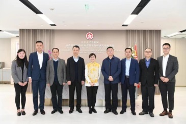 駐滬辦主任蔡亮和副主任兼首席入境事務主任謝誠毅與來自上海市和江蘇、浙江、安徽和山東四省的公安局/廳港澳台辦公室代表合影