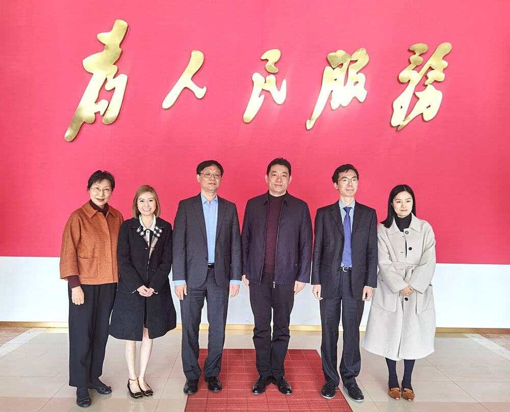 駐滬辦副主任林景富（左三）一行與安徽省商務廳外事處處長王海偉（右三）、外事處一級調研員王道鴻（左一）合影。