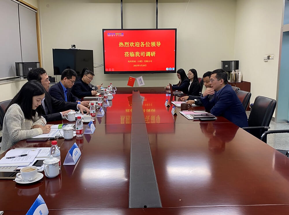 駐滬辦經貿關係總監馬明亮（左二）與兆科藥業（合肥）有限公司常務副總經理楊中強（右一）以及行政副總監蘇雲忠（右二）會面交流。