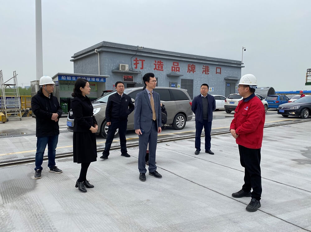 池州市政府辦（外辦）二級調研員程芳媛（左二）陪同駐滬辦經貿關係總監馬明亮（左四）考察池州港遠航控股有限公司。