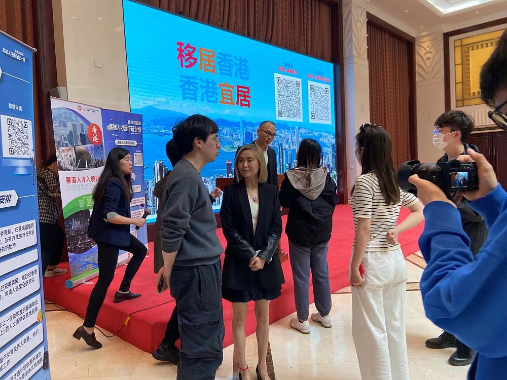 駐滬辦代表與參加者在會後互動交流