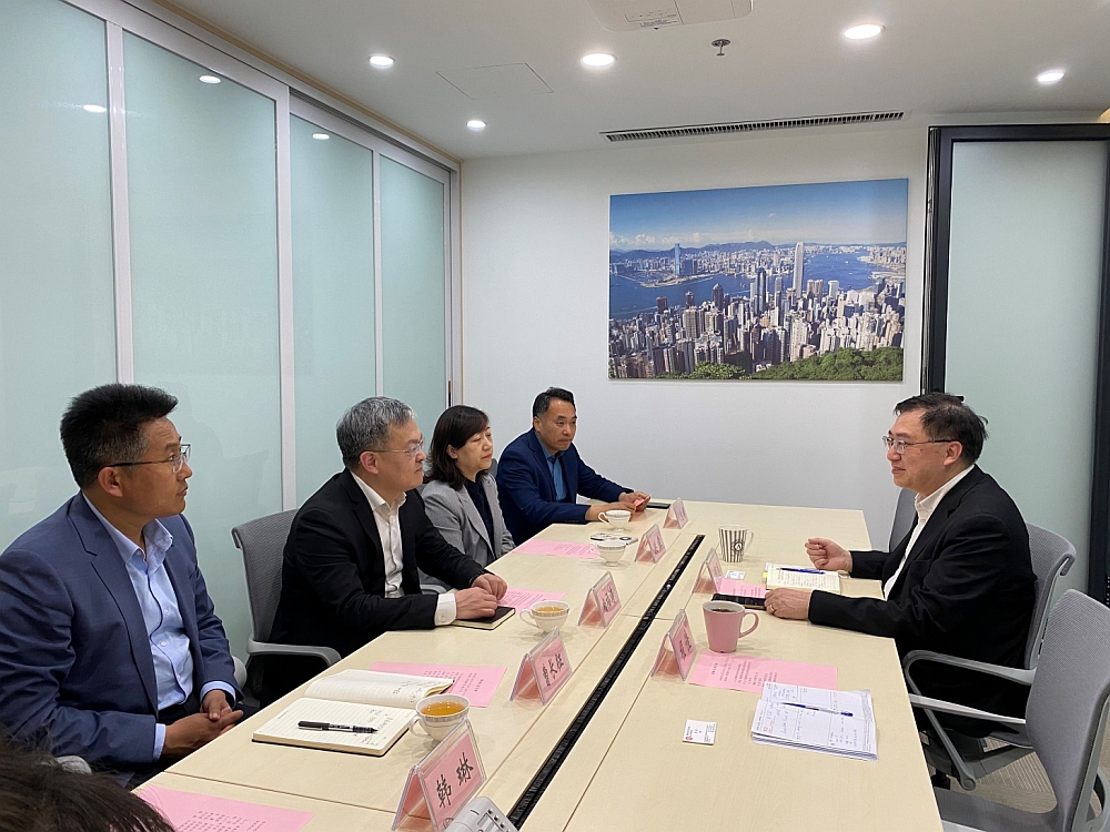 駐山東聯絡處副主任方明遠（右）與歷下區區長楊福濤（左二）等會面