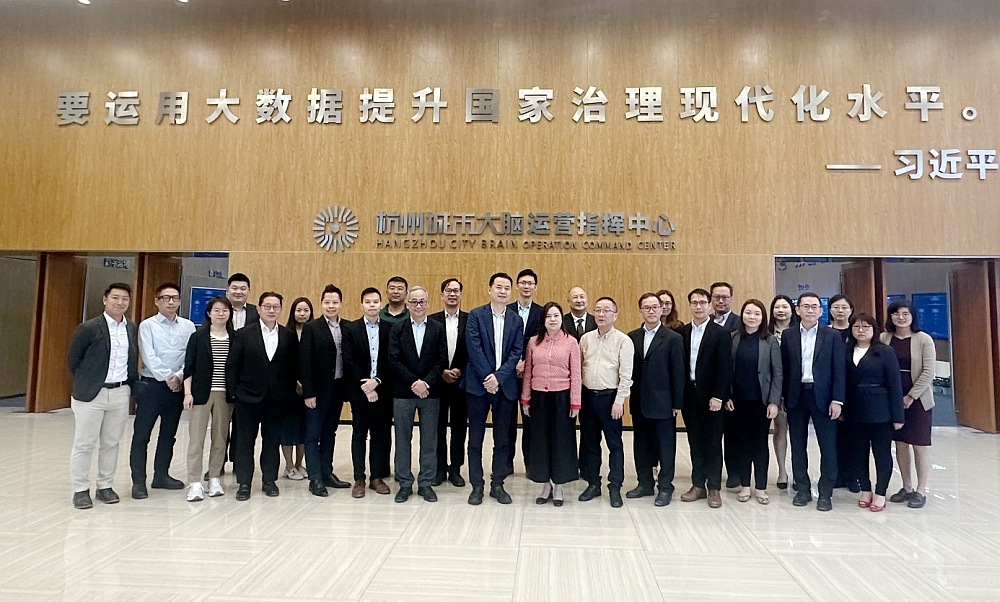 香港運輸署署長羅淑佩（前排左七）、駐浙江聯絡處主任劉銘德（後排右六）與浙江省交通運輸廳智慧交通處處長胡奕軍（前排左六）、杭州市交通運輸局黨組成員沈黎明（前排左八）等在參觀杭州城市大腦後合影