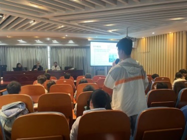 安徽大學學生在「內地人士赴港就讀／工作入境政策」宣講會上踴躍發言