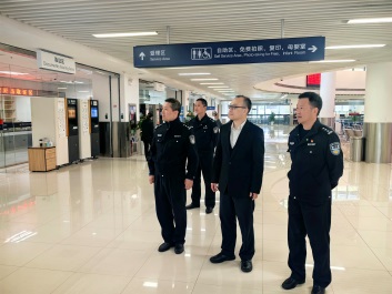 駐滬辦總入境事務主任馬文德（右二）在合肥市出入境管理支隊政委夏小超（右一）陪同下參觀辦證大廳