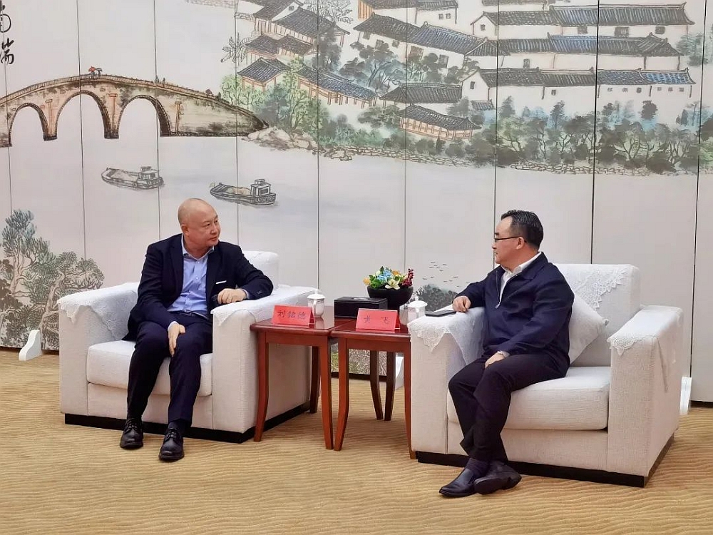 駐浙江聯絡處主任劉銘德（左）與杭州市拱墅區委常委、常務副區長黃飛會面交流