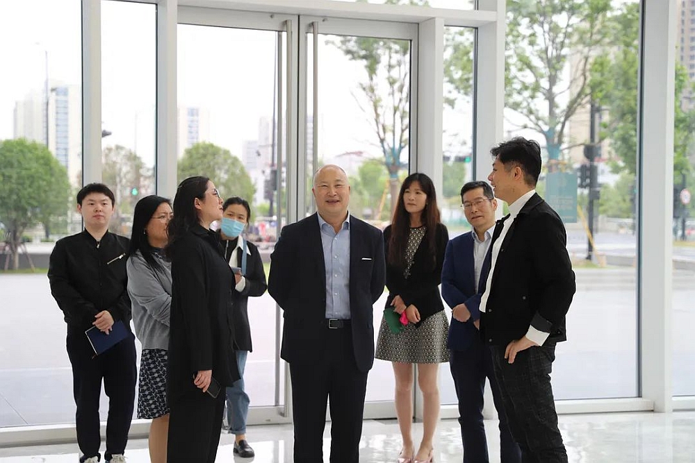 駐浙江聯絡處主任劉銘德（前排中）在杭州市拱墅區運河財富小鎮管委會常務副主任王其（前排左）陪同下參觀杭州英藍中心並聽取介紹